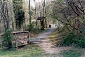 On the other side of the road take the asphalt trail along the right side of the lake.