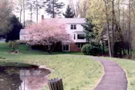 Turn right onto the trail just prior to the house shown.