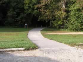 The walk start on the asphalt trail leading into the woods from the parking area.