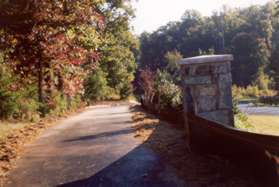 After crossing the drive take the asphalt path on the other side in the opposite direction.