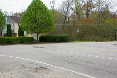 Walkers from the prior section of the CCT after crossing the Fairfax County Pwy. and Hooes Rd. should turn right onto the shoulder of Hooes Rd.