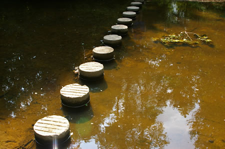 Close-up of the column crossing. The columns are wide but are spaced far apart.