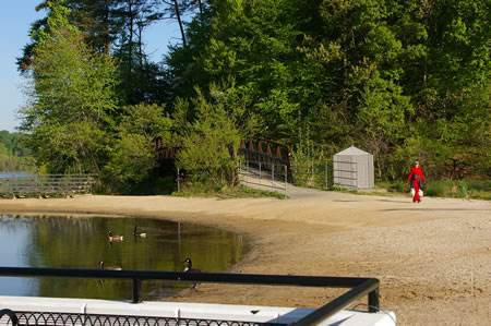 Turn left at the end of the concrete walk and follow the shoreline toward the pedestrian bridge.