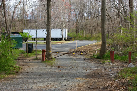 Follow the stone trail to the parking lot and walk to the other side of the parking lot to turn left onto an asphalt trail.