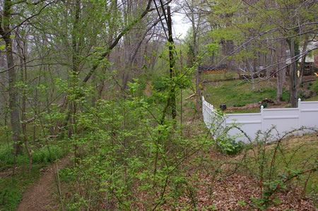 The trail follows the telephone cable behind the houses on the right.