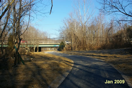 The trail approaches the crossing under Old Keene Mill Road.