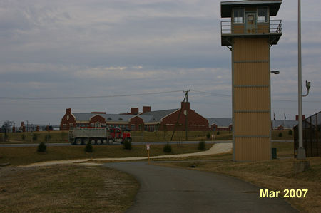 At the second watch tower take the gravel trail at the point where the access road goes to the right.