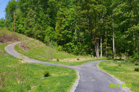 The side trail goes up to Pohick Road.