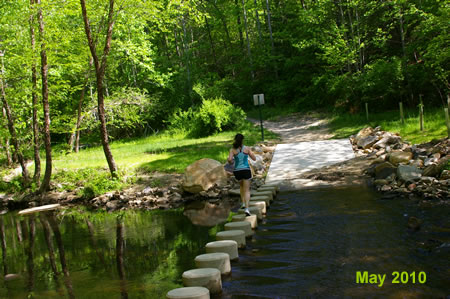 The trail crosses Pohick Creek. This is the end of this map section. You can continue using Hooes Rd. South on this site.