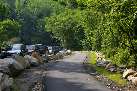 The walk starts from the Camelot Pool parking area. Follow the asphalt trail with the creek on the right and the parking on the left.