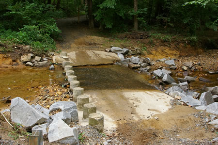 This is a closeup of the columns. In my opinion they are too small to be useful. However the water here is quite shallow.