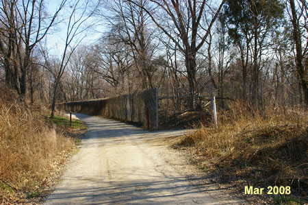 The trail to the right leads to the Central Green Trail.