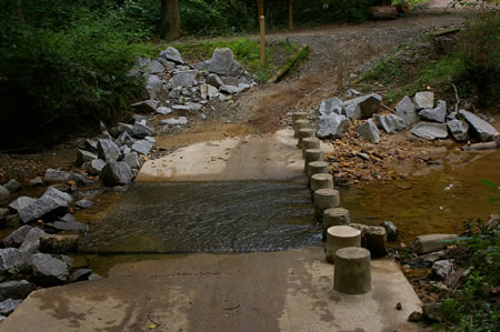 Close up of the column crossing coming from the prior section of the CCT. Turn left after the crossing to follow this section of the CCT.