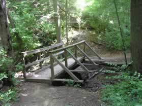 After crossing the bridge the trail turns to the right.