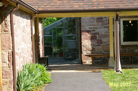 The entrance to the visitor center is to the right. When finished walk between the buildings towards the greenhouse and turn left.