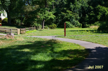 At the next asphalt trail intersection take a sharp turn to the right.