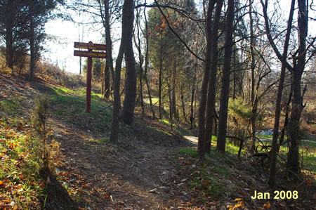 A side trail goes to the left here. Keep right.