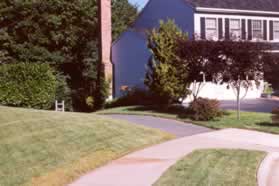 Near the end of the street take the asphalt trail to the left between the houses.