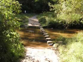 This crossing consists of wide concrete columns providing a  place to put both feet when crossing.