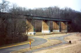 Turn right at the entrance road and follow the asphalt trail to the dam.