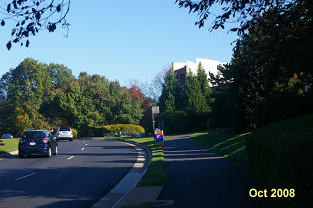 Follow the asphalt trail along South Lakes Dr.