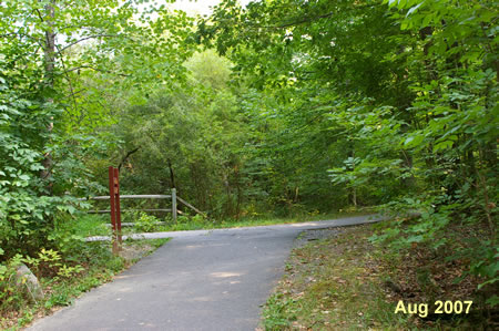 At the next asphalt trail intersection turn right and go up the hill.