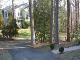 The asphalt trail passes in front of homes along Pond View Ct.  It then goes to the right between the homes.  Do not follow the concrete sidewalk that continues along Pond View Ct.