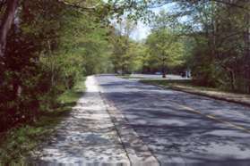 To return to Riverbend Park exit the visitor center and cross the parking lot to the trail on the far (west) side.  Go north on that trail.